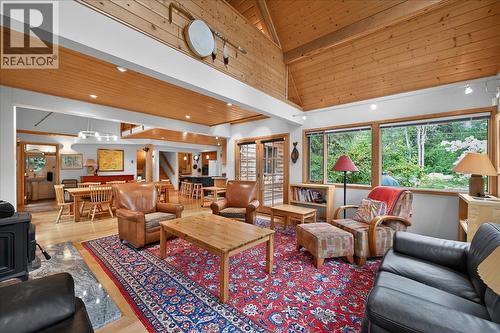 4404 Coy Road, Invermere, BC - Indoor Photo Showing Living Room