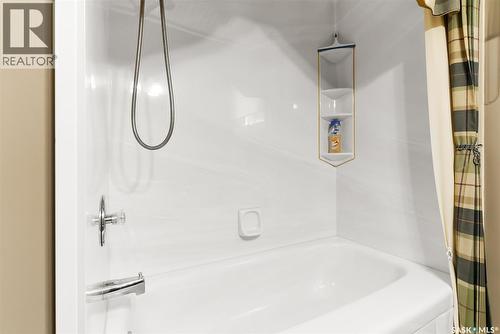 433 9Th Avenue W, Melville, SK - Indoor Photo Showing Bathroom