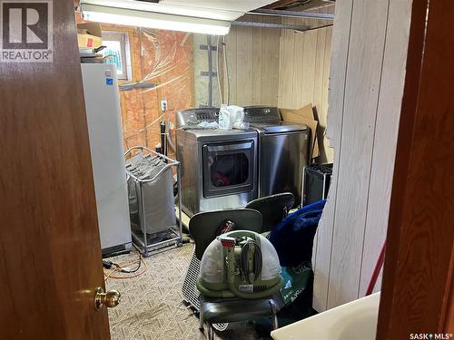 229 4Th Avenue E, Gravelbourg, SK - Indoor Photo Showing Laundry Room