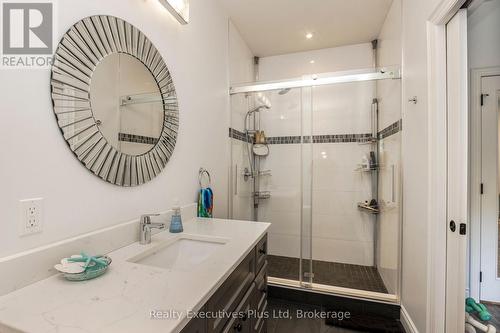 Bedroom 3 -  3 PC Bathroom - 27 Kingfisher Crescent, Tiny, ON - Indoor Photo Showing Bathroom