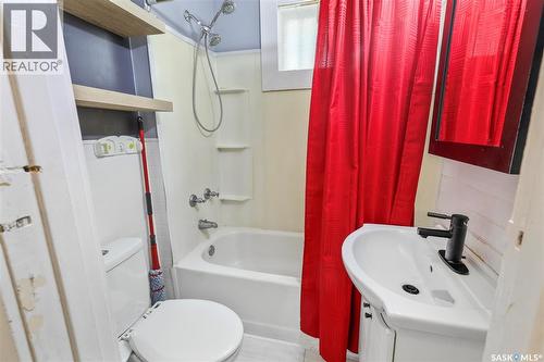 2212 Wallace Street, Regina, SK - Indoor Photo Showing Bathroom