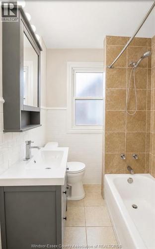 2177 Dougall Unit# Upper, Windsor, ON - Indoor Photo Showing Bathroom