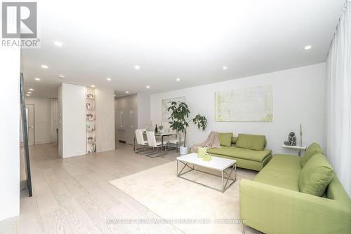 30 Carling Avenue, Toronto, ON - Indoor Photo Showing Living Room