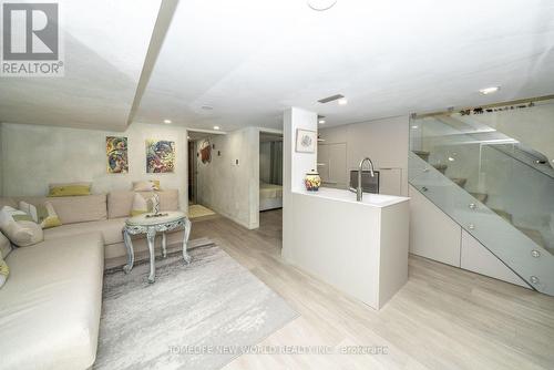 30 Carling Avenue, Toronto, ON - Indoor Photo Showing Living Room