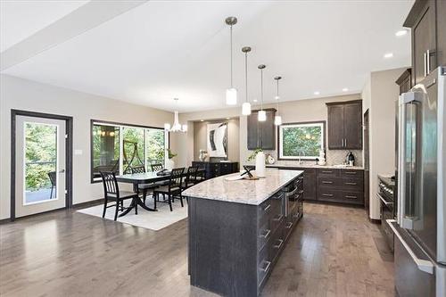 6975 Roblin Blvd, Headingley, MB - Indoor Photo Showing Kitchen With Upgraded Kitchen