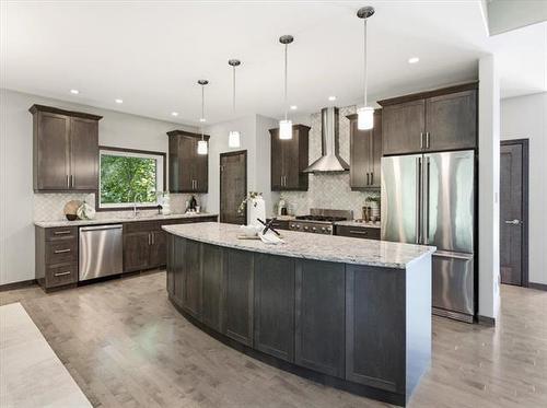 6975 Roblin Blvd, Headingley, MB - Indoor Photo Showing Kitchen With Upgraded Kitchen