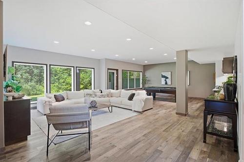 6975 Roblin Blvd, Headingley, MB - Indoor Photo Showing Living Room