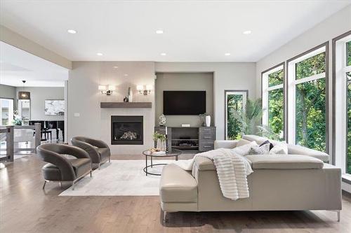 6975 Roblin Blvd, Headingley, MB - Indoor Photo Showing Living Room With Fireplace