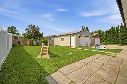 23 Werrell Cr, Winnipeg, MB - Outdoor With Backyard