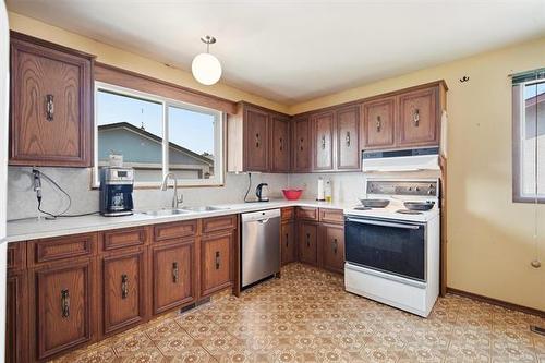 23 Werrell Cr, Winnipeg, MB - Indoor Photo Showing Kitchen With Double Sink