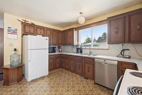 23 Werrell Cr, Winnipeg, MB - Indoor Photo Showing Kitchen With Double Sink