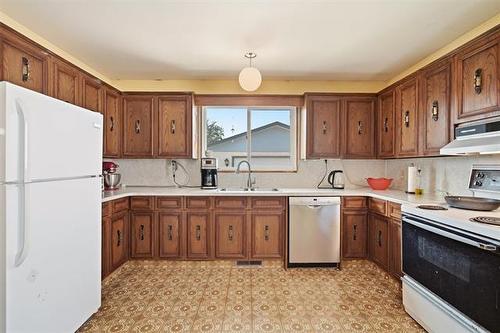 23 Werrell Cr, Winnipeg, MB - Indoor Photo Showing Kitchen With Double Sink