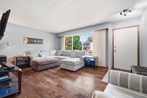 23 Werrell Cr, Winnipeg, MB - Indoor Photo Showing Living Room