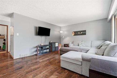 23 Werrell Cr, Winnipeg, MB - Indoor Photo Showing Living Room