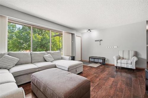 23 Werrell Cr, Winnipeg, MB - Indoor Photo Showing Living Room