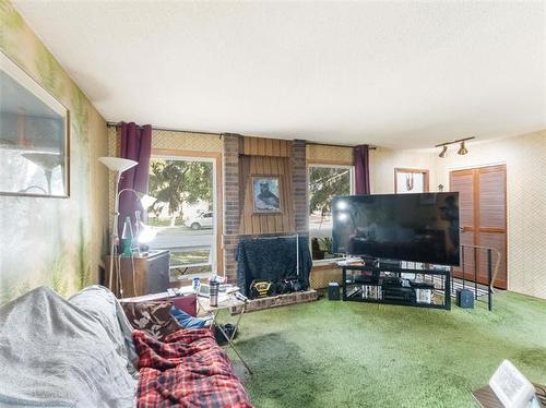 55 Stefanie Dr, Winnipeg, MB - Indoor Photo Showing Living Room