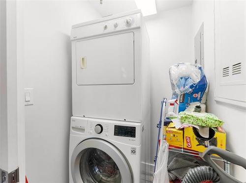 310-155 Sherbrook St, Winnipeg, MB - Indoor Photo Showing Laundry Room
