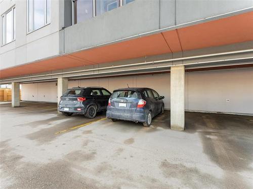310-155 Sherbrook St, Winnipeg, MB - Indoor Photo Showing Garage