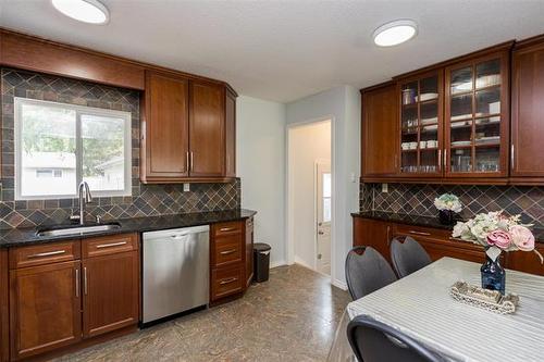 243 Antrim Rd, Winnipeg, MB - Indoor Photo Showing Kitchen