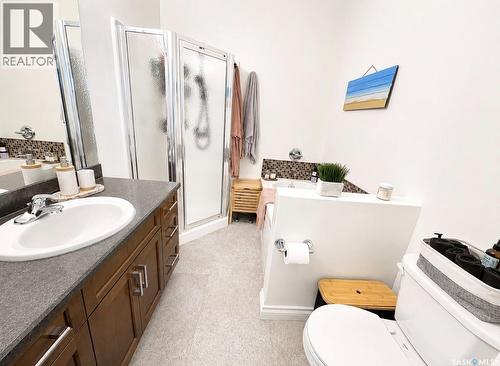 34 533 4Th Avenue Ne, Swift Current, SK - Indoor Photo Showing Bathroom