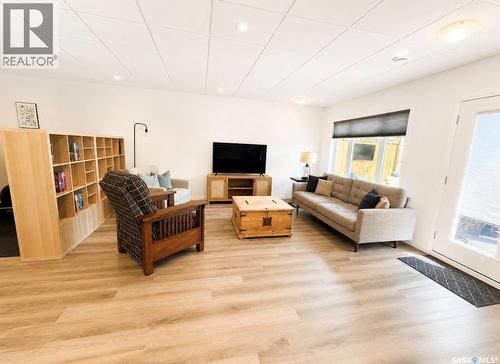 34 533 4Th Avenue Ne, Swift Current, SK - Indoor Photo Showing Living Room