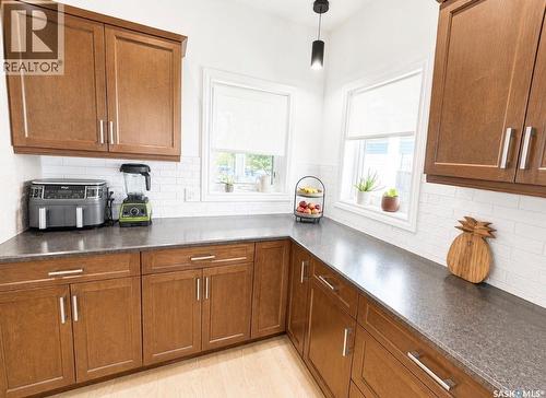 34 533 4Th Avenue Ne, Swift Current, SK - Indoor Photo Showing Kitchen