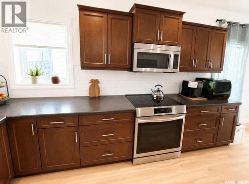 34 533 4Th Avenue Ne, Swift Current, SK - Indoor Photo Showing Kitchen