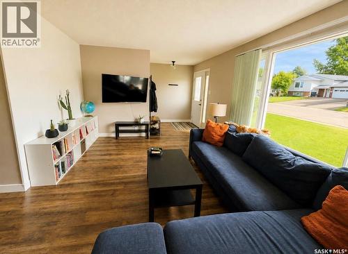 325 Aspen Drive, Swift Current, SK - Indoor Photo Showing Living Room
