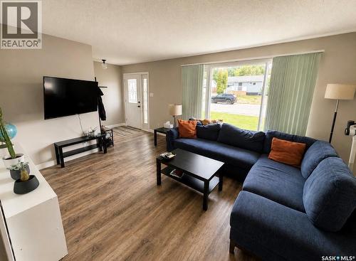 325 Aspen Drive, Swift Current, SK - Indoor Photo Showing Living Room