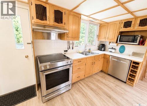325 Aspen Drive, Swift Current, SK - Indoor Photo Showing Kitchen With Double Sink