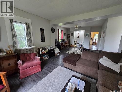 328 6Th Avenue, Broadview, SK - Indoor Photo Showing Living Room