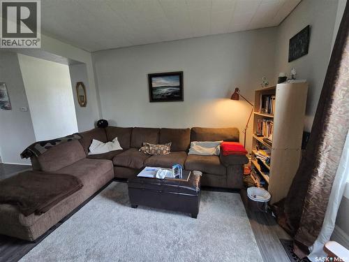 328 6Th Avenue, Broadview, SK - Indoor Photo Showing Living Room