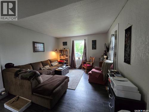 328 6Th Avenue, Broadview, SK - Indoor Photo Showing Living Room