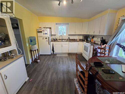 328 6Th Avenue, Broadview, SK - Indoor Photo Showing Kitchen With Double Sink