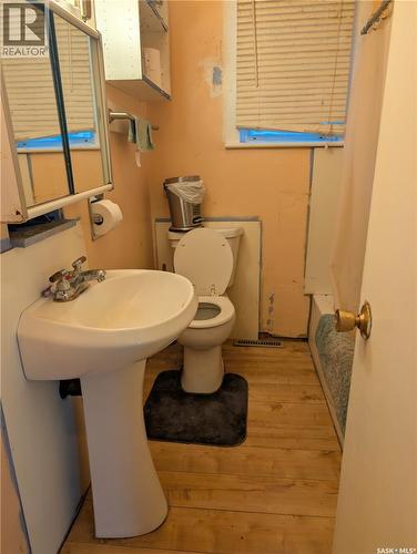 309 6Th Avenue Nw, Swift Current, SK - Indoor Photo Showing Bathroom
