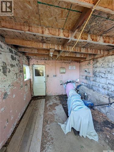 309 6Th Avenue Nw, Swift Current, SK - Indoor Photo Showing Garage