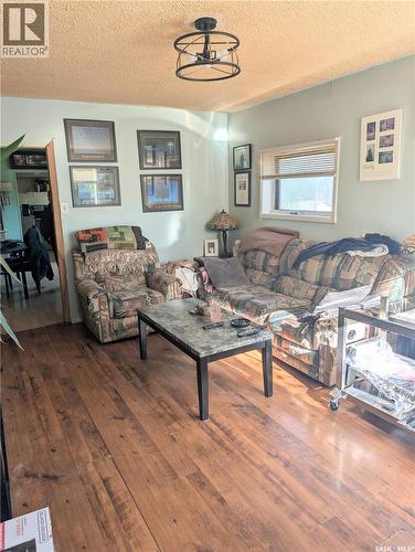 309 6Th Avenue Nw, Swift Current, SK - Indoor Photo Showing Living Room