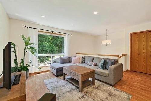 224 Hampton Street, Winnipeg, MB - Indoor Photo Showing Living Room