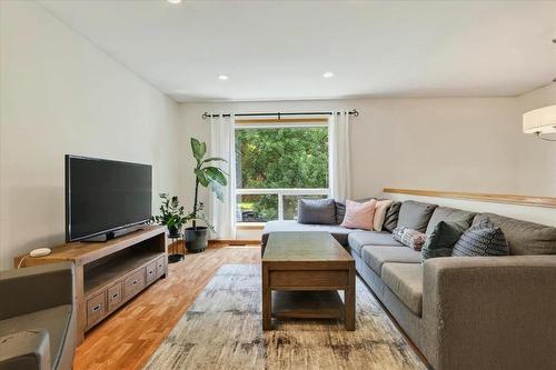 224 Hampton Street, Winnipeg, MB - Indoor Photo Showing Living Room