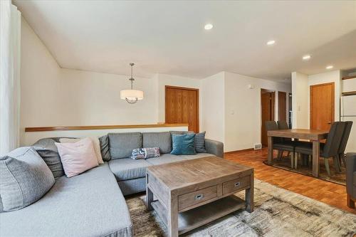 224 Hampton Street, Winnipeg, MB - Indoor Photo Showing Living Room