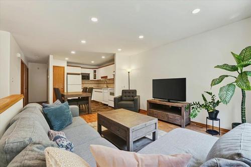 224 Hampton Street, Winnipeg, MB - Indoor Photo Showing Living Room