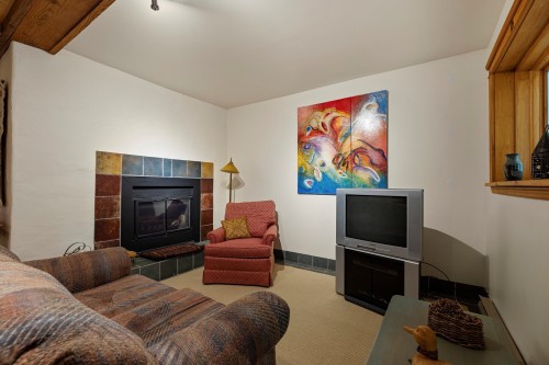 Boudoir - 19 Ch. Price, Lac-Brome, QC - Indoor With Fireplace