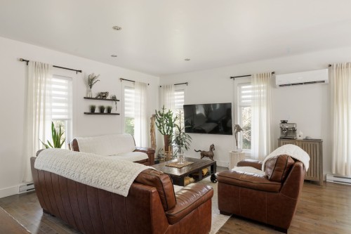 Salon - 138 Ch. Viens, Saint-Alphonse-De-Granby, QC - Indoor Photo Showing Living Room