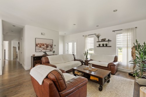 Salon - 138 Ch. Viens, Saint-Alphonse-De-Granby, QC - Indoor Photo Showing Living Room