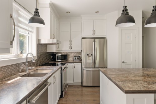 Cuisine - 138 Ch. Viens, Saint-Alphonse-De-Granby, QC - Indoor Photo Showing Kitchen With Double Sink With Upgraded Kitchen