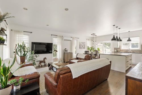 Vue d'ensemble - 138 Ch. Viens, Saint-Alphonse-De-Granby, QC - Indoor Photo Showing Living Room