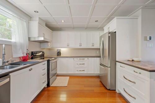 Cuisine - 138 Ch. Viens, Saint-Alphonse-De-Granby, QC - Indoor Photo Showing Kitchen With Double Sink