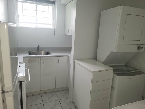 Kitchen - 140B Av. George-V, Dorval, QC - Indoor Photo Showing Laundry Room