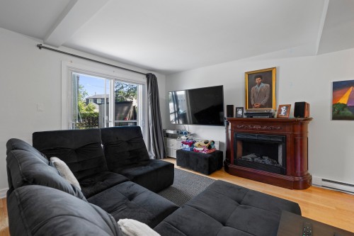 Salon - 4562 Rue Lake, Dollard-Des-Ormeaux, QC - Indoor Photo Showing Living Room With Fireplace