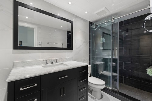 Salle de bains - 4562 Rue Lake, Dollard-Des-Ormeaux, QC - Indoor Photo Showing Bathroom